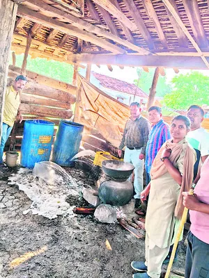 గుడుంబా స్థావరాలపై  ఎకై ్సజ్‌ దాడులు
