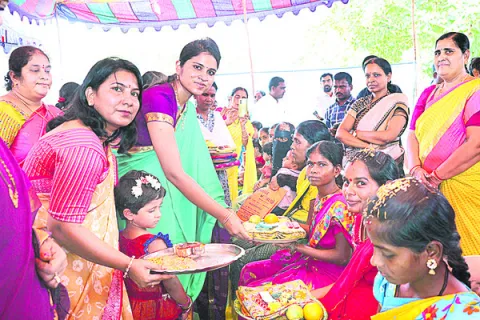 పోషకాహార లోపాన్ని అరికట్టాలి