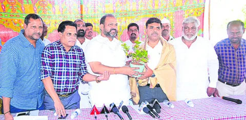 ఉద్యోగుల సమస్యలు పరిష్కరిస్తాం