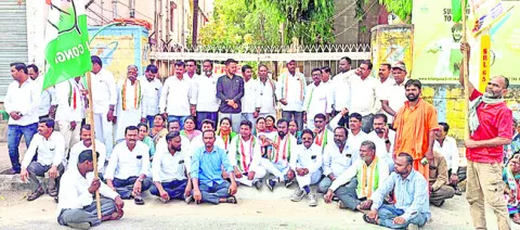 చార్జిషీట్‌ దాఖలుపై నిరసన