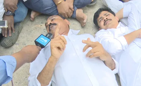 Bhumana Karunakar Reddy Protest on Road 