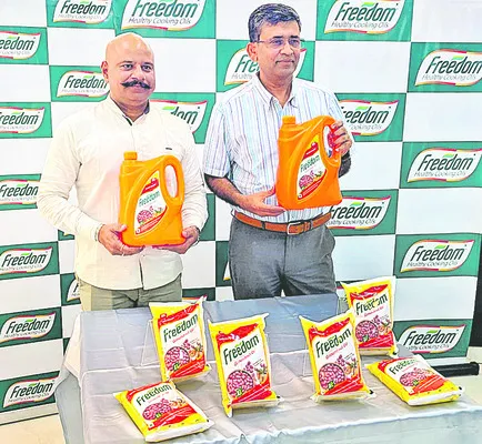 ఫ్రీడమ్‌ వేరుశనగ నూనె సరికొత్త ప్యాక్‌ ఆవిష్కరణ 