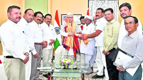 గవర్నర్‌ను కలిసిన  ఎంపీ గోడం నగేశ్‌