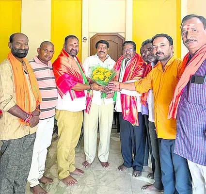 ఆదివాసీలు హక్కులు సాధించుకోవాలి
