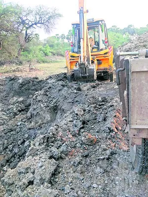 యథేచ్ఛగా చెరువు మట్టి తరలింపు 
