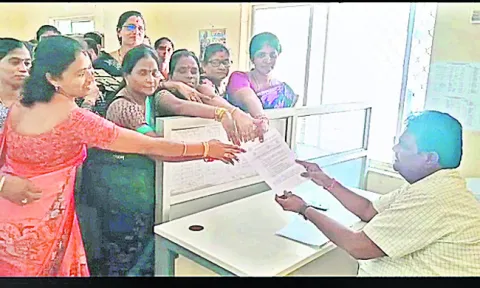 మెప్మా ఆర్పీల ఆందోళన 