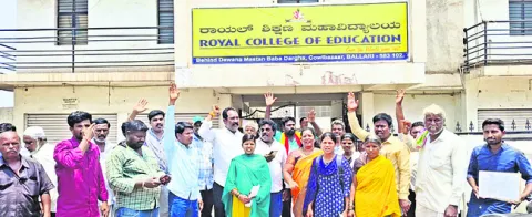 విద్యా సంస్థ మోసంపై ధర్నా