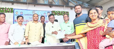 ఆందోళన మధ్య ఇళ్ల పట్టాల పంపిణీ