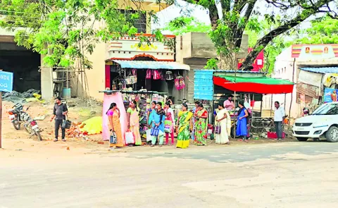 జాతీయ రహదారిపై దుర్శెన చెట్టే దిక్కు..