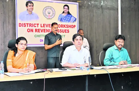రెవెన్యూ సమస్యలు చిత్తశుద్ధితో పరిష్కరించండి