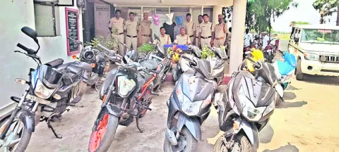 రూ.10 లక్షల విలువైన బైక్‌ల స్వాధీనం 