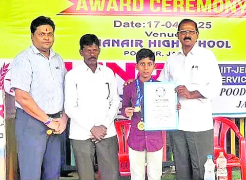గిన్నిస్‌బుక్‌ రికార్డులో ‘మానేరు’ విద్యార్థి