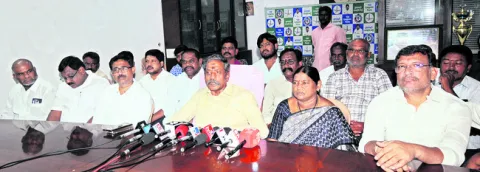అక్రమ కేసులతో టీడీపీకి కొమ్ము కాస్తున్నారు!