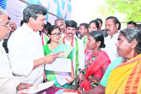 అధికారులు చిత్తశుద్ధితో పనిచేయాలి 
