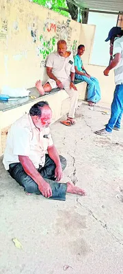 రెండు బైక్‌లు ఢీకొని ముగ్గురికి గాయాలు