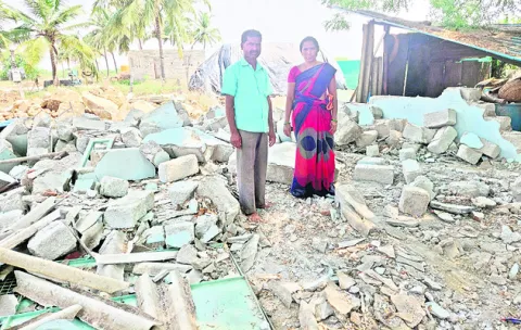 దౌర్జన్యంగా కూల్చేశారు 