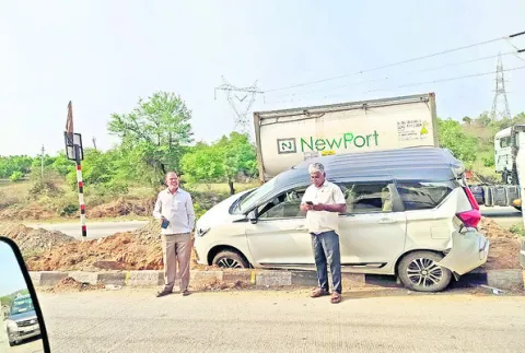 కారును ఢీకొన్న కంటైనర్‌ 