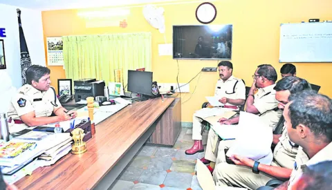 పోక్సో కేసులపై దృష్టి సారించండి 