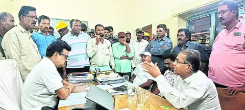 ఉద్యోగ భరోసా కల్పిస్తే విధులకు హాజరవుతాం 