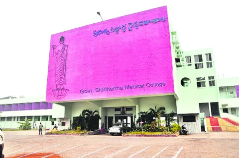 ఉద్యోగుల్లో గ్రూపుల గోల.. 

