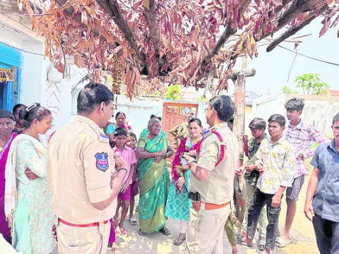చందుర్తిలో మూడిళ్లలో చోరీ