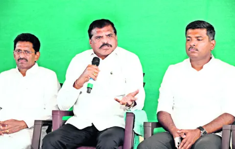 పార్టీ కార్పొరేటర్లకు విప్‌ జారీ చేస్తాం 