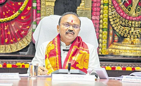 Cobra Causes Chaos in TTD EO Shyamala Rao bungalow