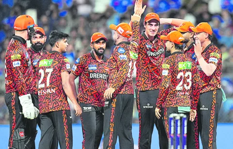 Mumbai beat Sunrisers Hyderabad by 4 wickets