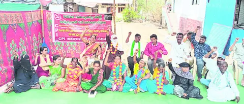 33వ రోజుకు సీపీఐ దీక్షలు