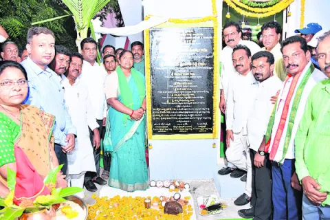 ఇందిరమ్మ నమూనా గృహాన్ని ప్రారంభించిన మంత్రి సీతక్క
