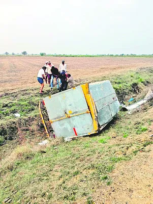 పాల వ్యాన్‌ బోల్తా: వ్యక్తికి గాయాలు 