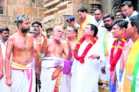 అహోబిలేశుడి సేవలో కేంద్ర మంత్రి 
