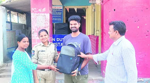 పోగొట్టుకున్న ల్యాప్‌టాప్‌ ప్రయాణికుడికి అందజేత
