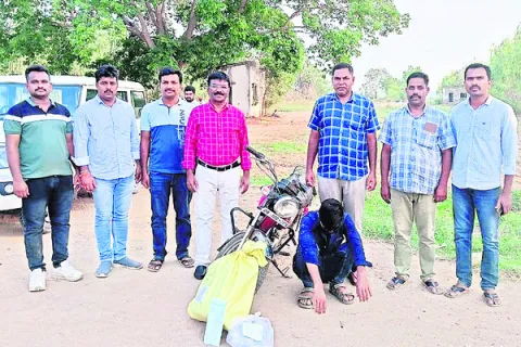 7.63 కిలోల ఎండు గంజాయి స్వాధీనం