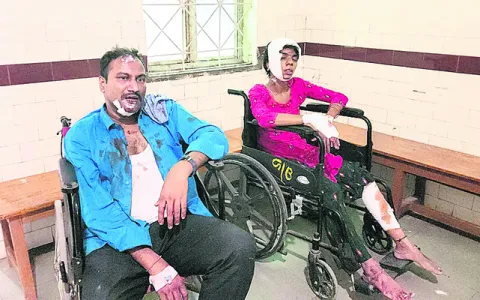 కారు బోల్తాపడి   9 మందికి గాయాలు