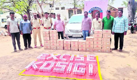 భారీగా కర్ణాటక మద్యం స్వాధీనం 