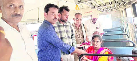 పువ్వు ఇచ్చి.. పలకరించి..
