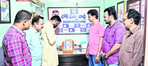 స్వచ్ఛంద భూదానోద్యమం రావాలి