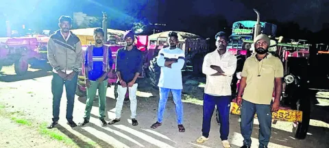 ఏడు ఇసుక ట్రాక్టర్ల పట్టివేత..