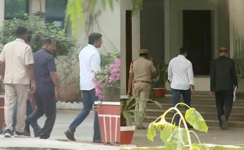 YSRCP MP Mithun Reddy In SIT Office Vijayawada