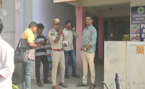 Lover Attack On Mother And Daughters In Madhurawada Visakhapatnam