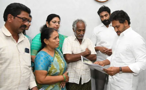 YS Jagan Assures Support to rajamahendravaram Pharmacy Student Parents