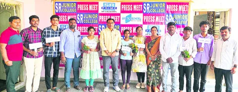 ఎస్‌ఆర్‌ కళాశాల విద్యార్థుల ప్రతిభ
