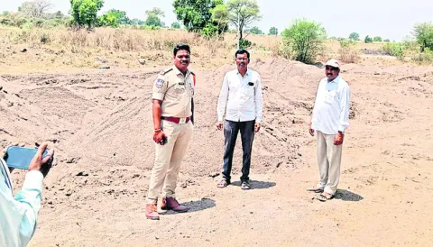 ఇసుక డంప్‌ స్వాధీనం
