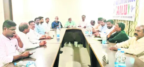 న్యాయవాదుల చట్ట సవరణను పునఃసమీక్షించాలి
