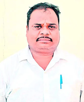 రైలు నుంచి జారిపడి యువకుడు మృతి 