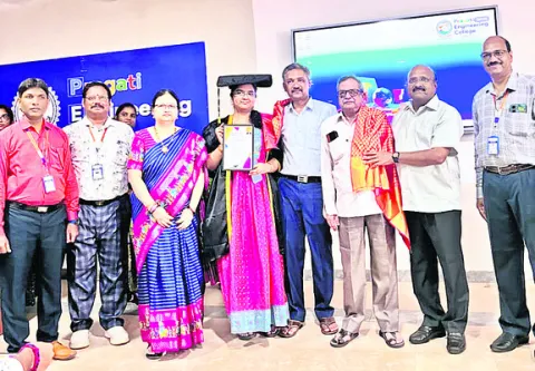 ఉద్యోగాలు సాధించిన విద్యార్థులకు అభినందనలు 