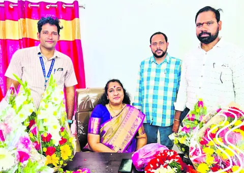 కిటకిటలాడిన తొలి తిరుపతి 