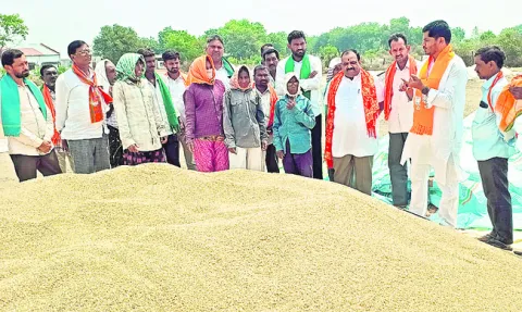 ధాన్యం కొనుగోళ్లలో జాప్యం
