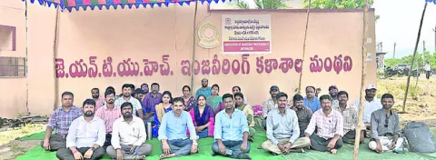 కాంట్రాక్టు లెక్చరర్లను క్రమబద్ధీకరించాలి 